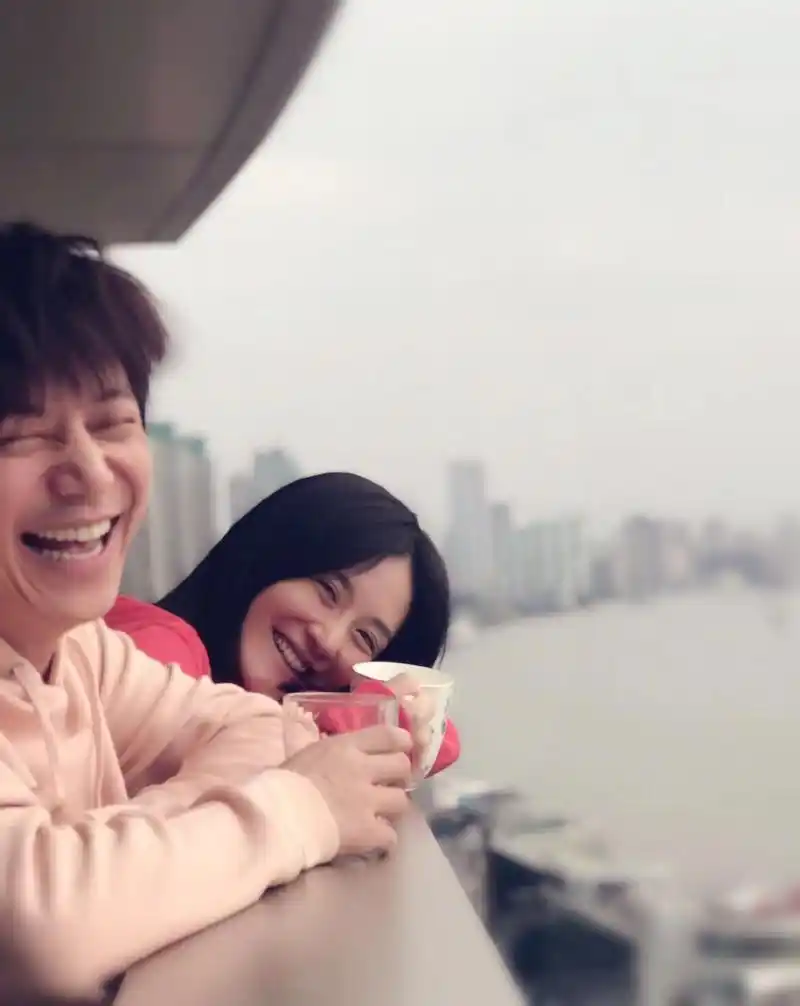 何炅和谢娜跨年夜紧紧相拥这段神仙友谊跨过近20年依旧令人羡慕