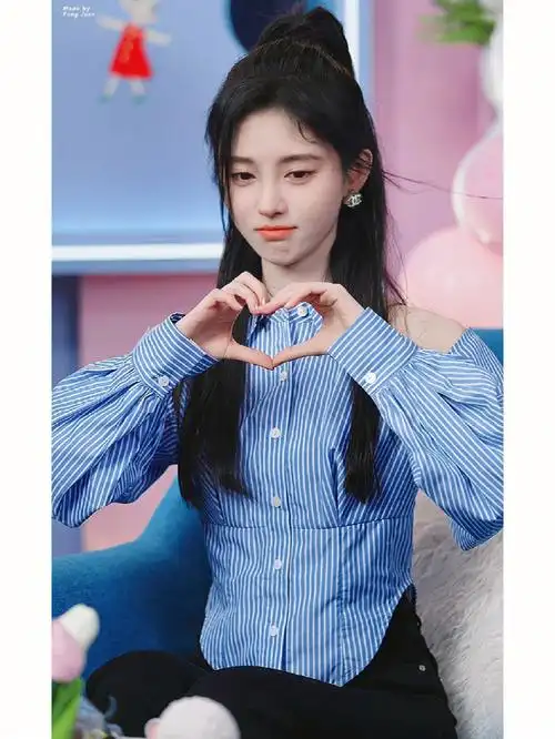 鞠婧祎三连比心