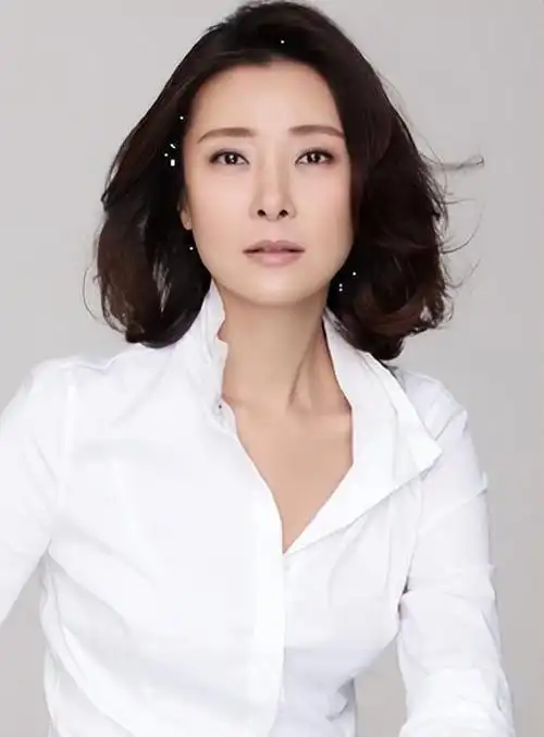 爷爷是开国上将,爸爸是副参谋长,家世显赫的她52岁却仍单身