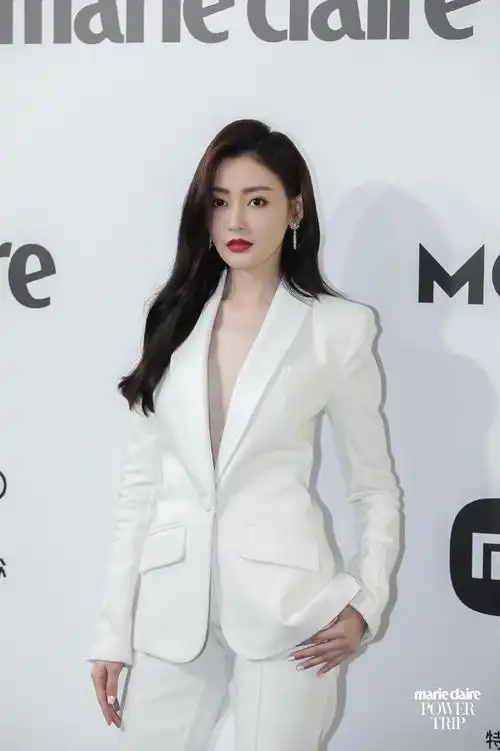 张天爱白色真空西装##张天爱 今天是张公子