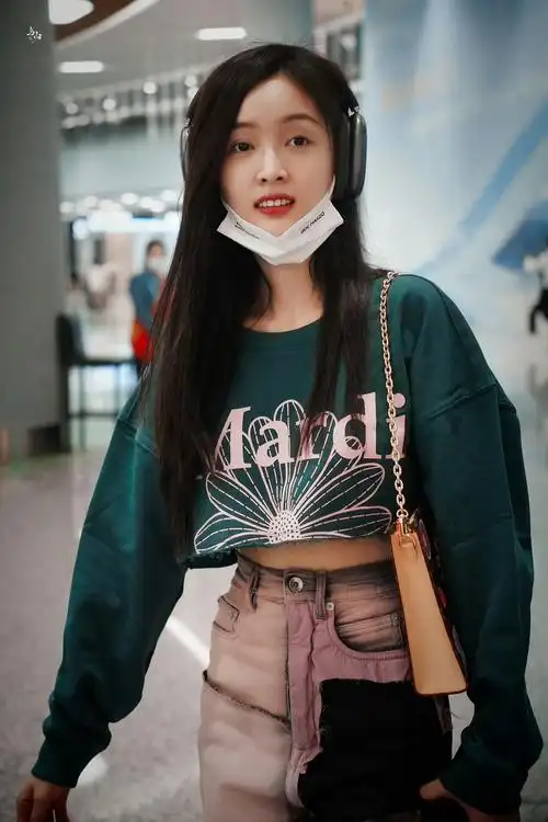 吴宣仪今日机场饭拍图 绿色短款卫衣,扎染粉牛仔裤……_高清图集_新浪