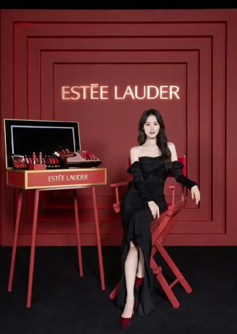 袁冰妍穿黑色礼服特别有"天鹅"感.