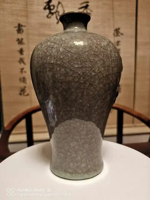 分享古典艺术〈宋官窑冰裂纹梅瓶〉器型之美