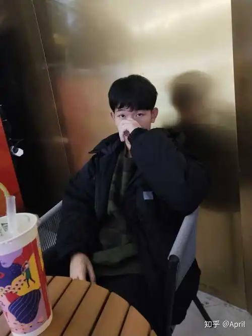 网恋加异地奔现,女生该主动吗?