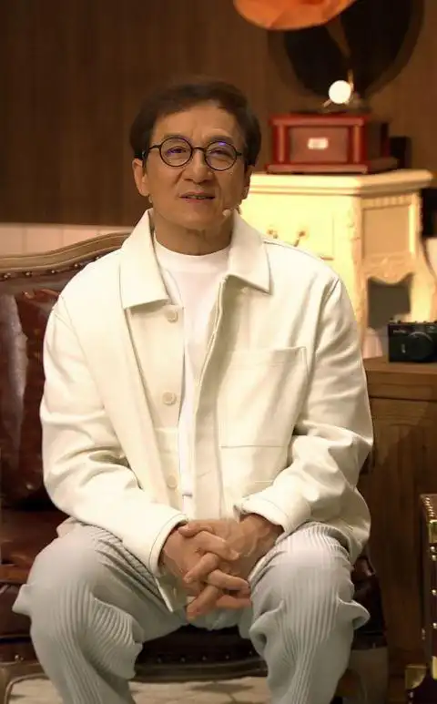 真巨星成龙全球直播首秀人气破亿68岁活力充沛状态太好