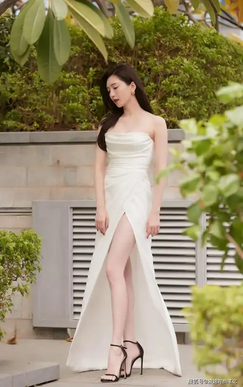 有种"腿精"叫江疏影,长腿自带抢镜效果,穿抹胸小白裙太迷人了_手机