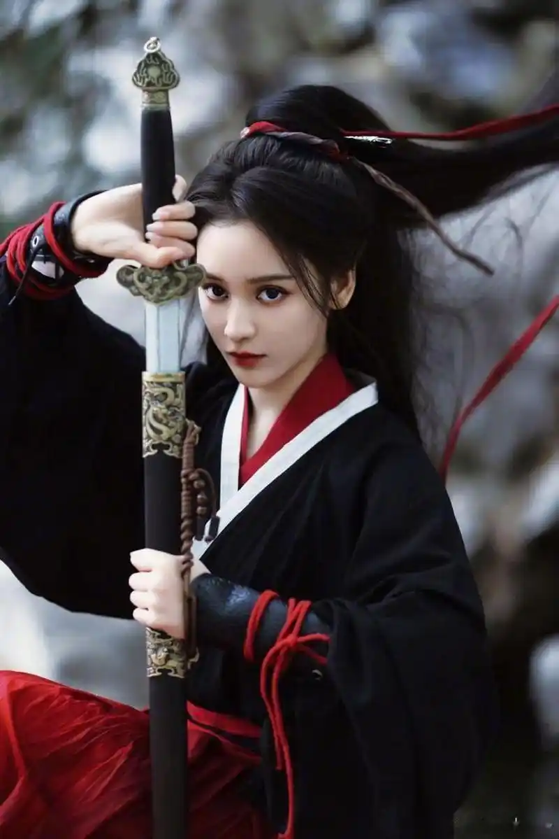 《长月烬明》中姒婴扮演者王一菲最新古风写真!