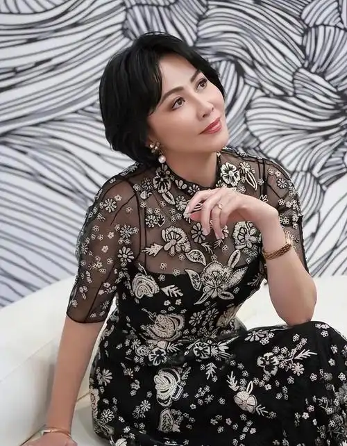 59岁刘嘉玲晒新年照惹争议穿艳桃红被指俗不可耐与年龄不协调