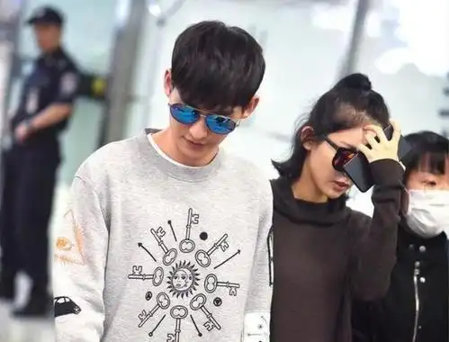 2018年,一段古力娜扎依偎在男友怀中撒娇的视频,遭全网疯传,视频中