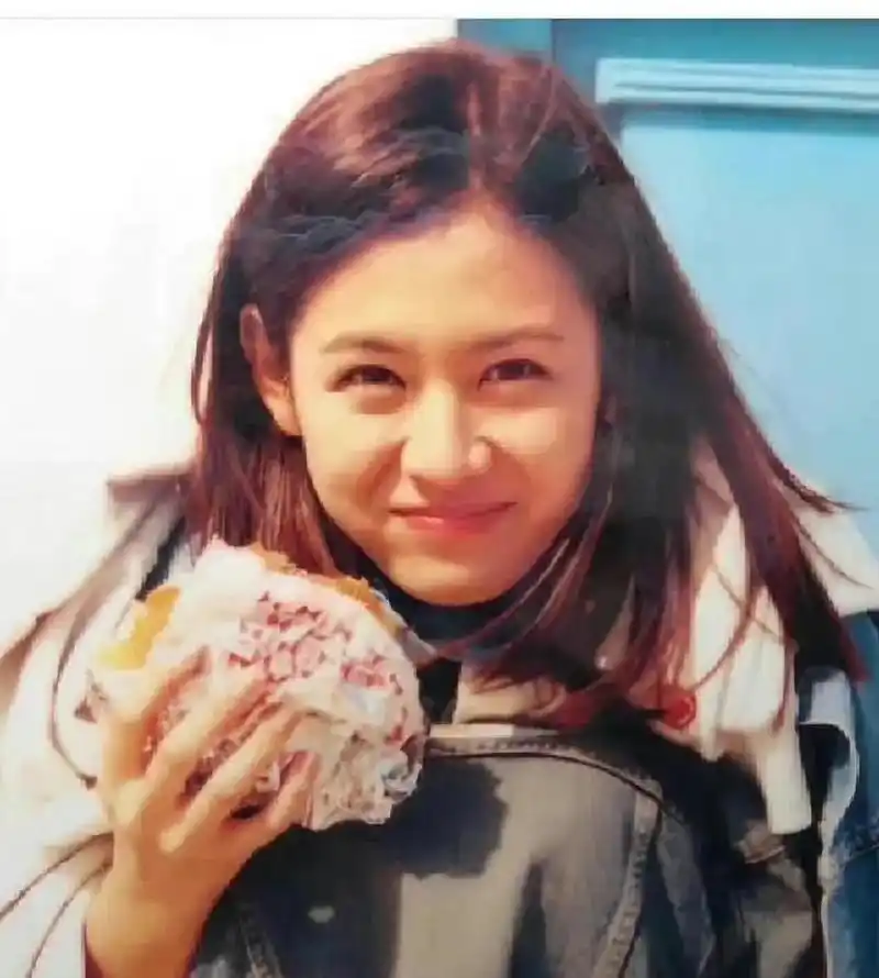 分享一张孙艺珍年轻时的照片.那时的漂亮姐姐才20岁出头,一脸清纯,气