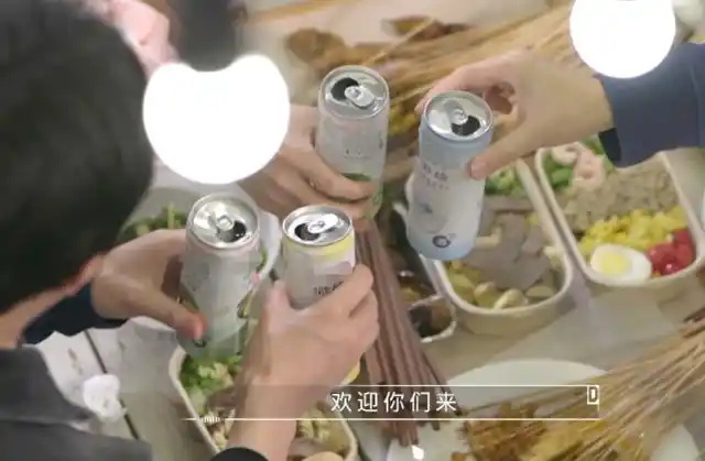 易烊千玺跟大家碰杯,别人都喝酒,谁注意他喝的是什么?过于真实