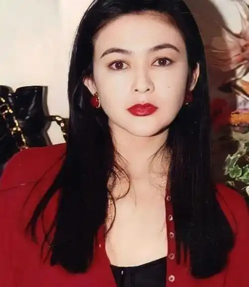 关之琳晒美照,却因裤子拉链没拉上引争议,网友直呼没眼看