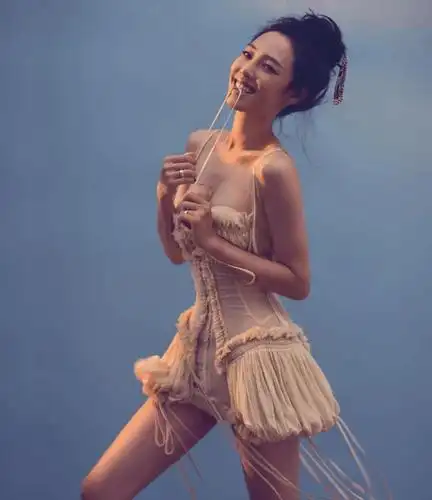 白百何和羽凡是2006年12月26日结婚的,而白百何被媒体拍到在泰国泳池