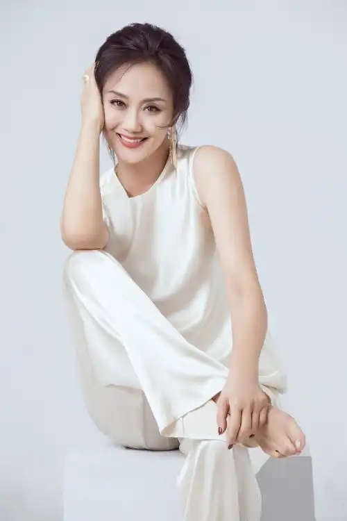 "最美挂历女郎"近照曝光,52岁容颜未改风韵犹存|挂历|李颖|女郎_新浪