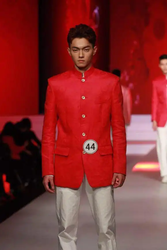 许凯18岁模特时期青涩照,大家觉得怎么样?