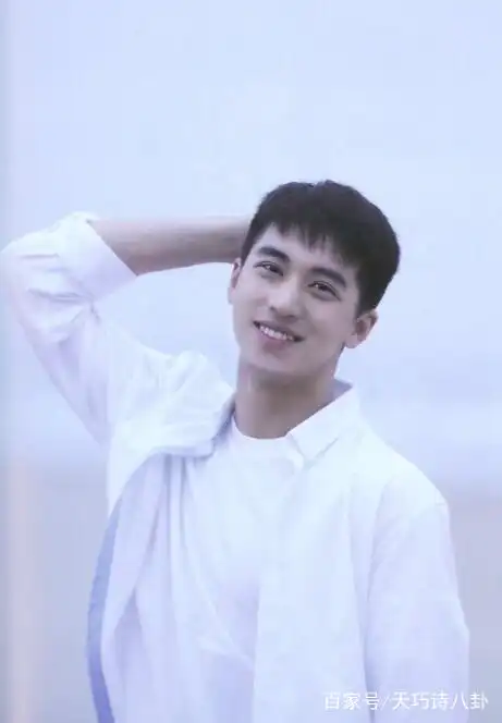 衬衫已经过时了,现在流行许魏洲的"雄黄衣",瞬间年轻10岁