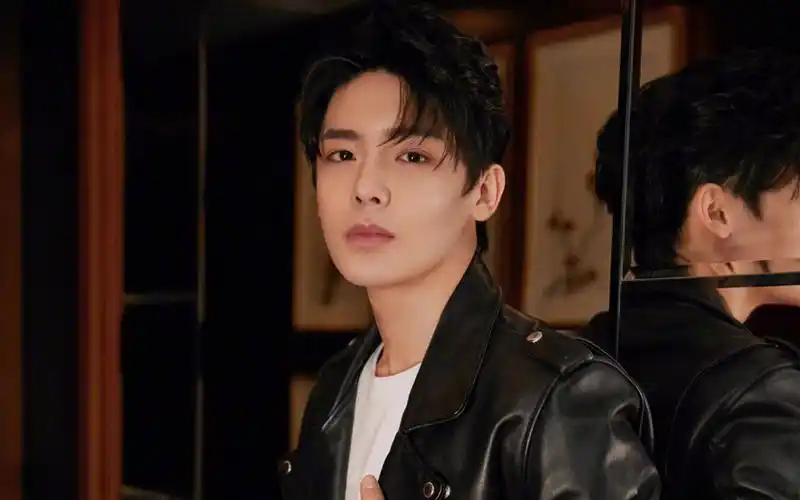 侯明昊帅气时尚壁纸当红小鲜肉侯明昊