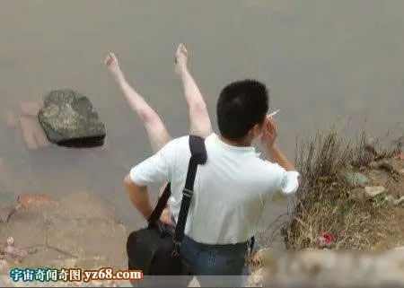 打捞溺水而亡的暴露少女尸体现场图集(4)