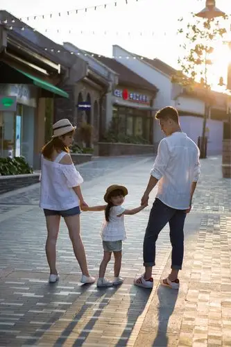 爱笑的萌萌,一家三口游玩.温馨浪漫气息中孩子萌萌哒.