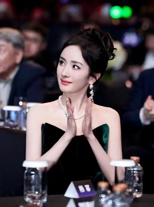 杨幂压轴亮相红毯美貌封神!穿斜肩羽毛裙温柔得像二十岁,超惊艳