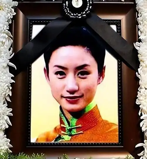 2002年8月20日,被誉为"央视最美主持人"的沈旭华与一行人一起去一家