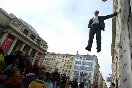 德国艺术家街头表演空中静止图