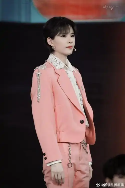 马嘉祺陆柯燃同框#来看陆柯燃央视春晚的粉色西装!