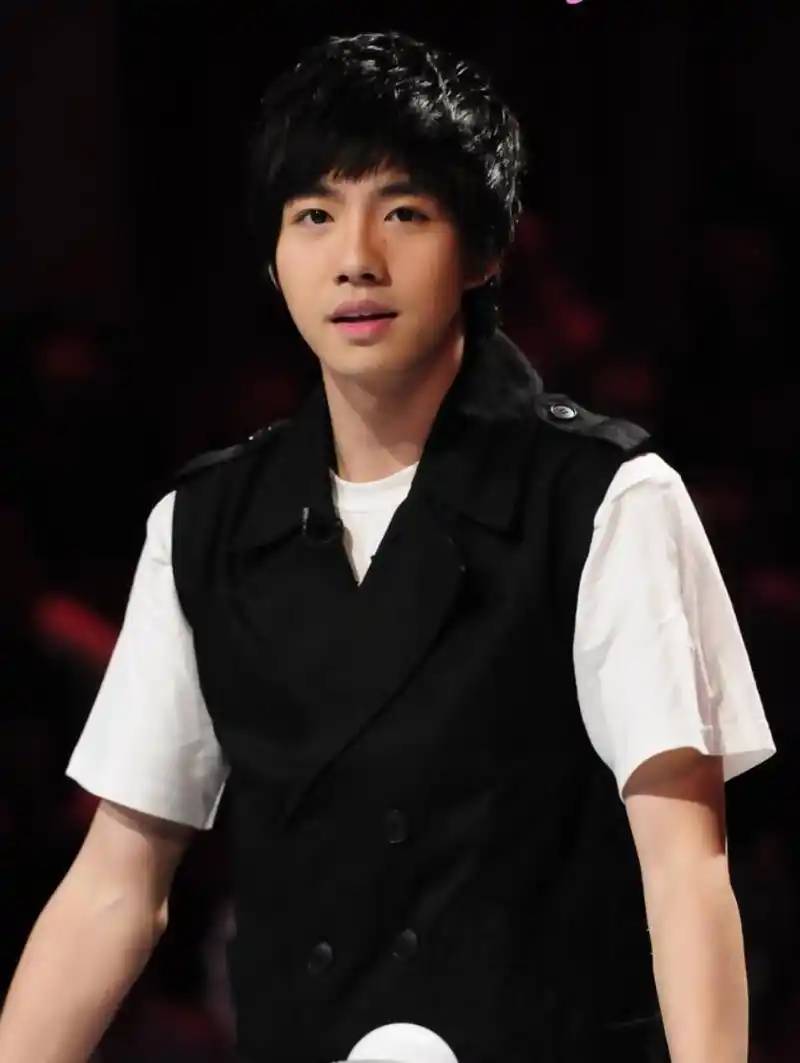 俞灏明:用实力转运 23岁那年,俞灏明面部严重烧伤,整容后也难以恢复原