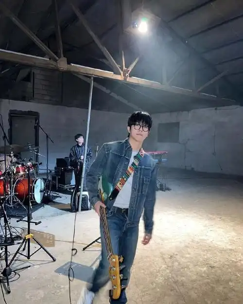 喜欢抽烟,喜欢中指,喜欢买车,但是又很懂一些哲理哈哈.