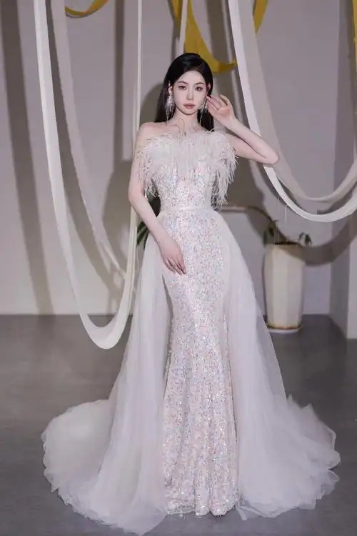 超级梦幻的白色羽毛礼服