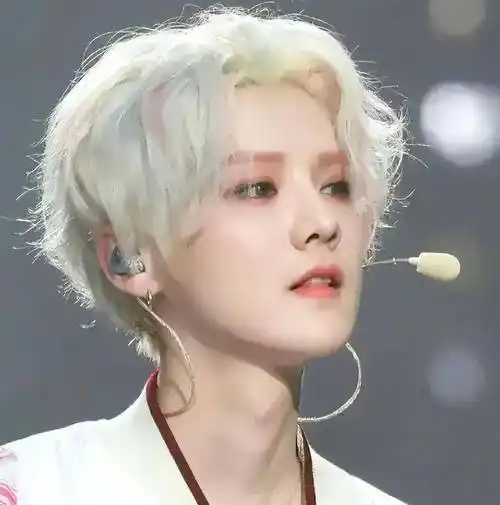 34岁鹿晗!沟壑纵横的脸庞!滤镜加持 秒变五官精致立体的帅气偶像