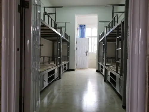 生活条件:每间宿舍都有生活阳台和独立卫生间,并提供每人必需的床