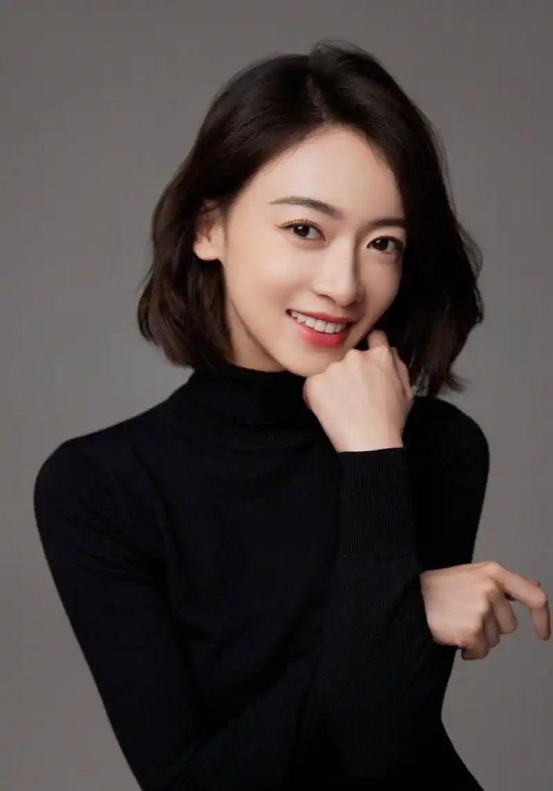 吴谨言最新写真释出 温婉波浪短发搭配黑色毛衣裙,简约大方之中尽显