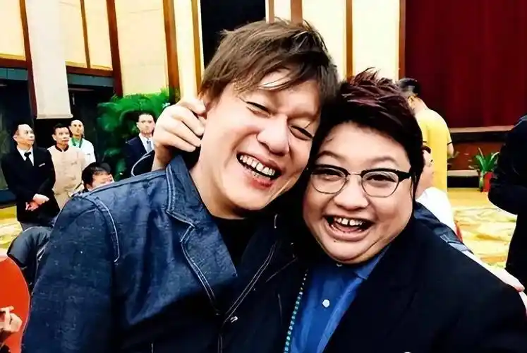 早年韩红跟央视女主持管彤传出在美国结婚的绯闻时,很多人都以为她是"