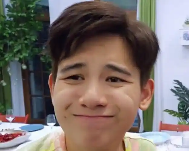 胡先煦女友晒短发照,向他隔空示爱,模仿他做同款表情超可爱!