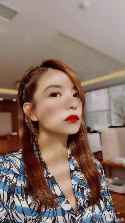 赵薇晒自拍超美,再看她以前的自拍,简直不敢相信是同一个人拍的