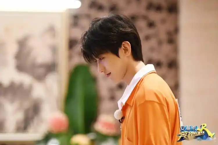 蔡徐坤《奔跑吧》剧照公开 存在即偶像剧的坤坤又在蛊人了!