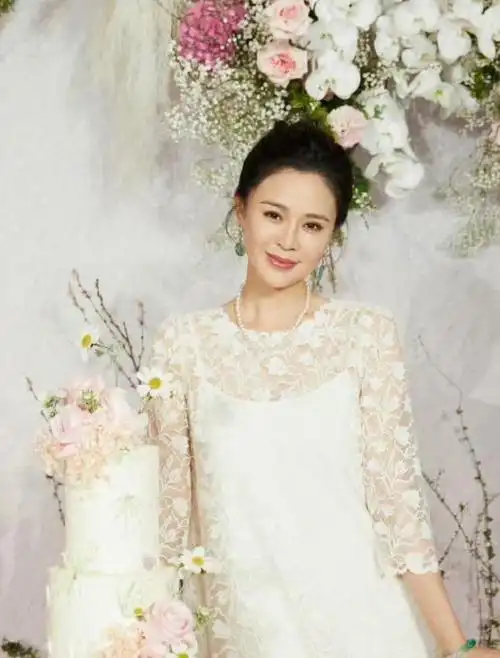 佟大为为妻子举办45岁生日会甜蜜接吻秀恩爱董璇母女现身祝贺