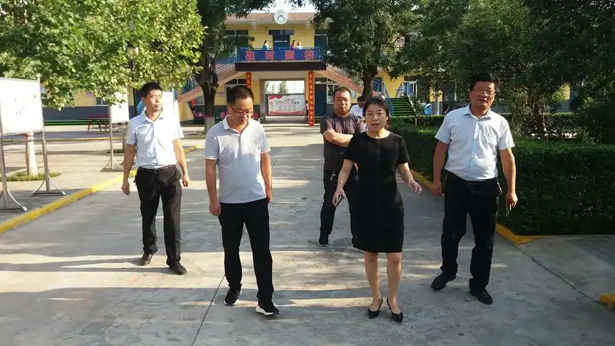 王荣娟副书记检查指导开学工作