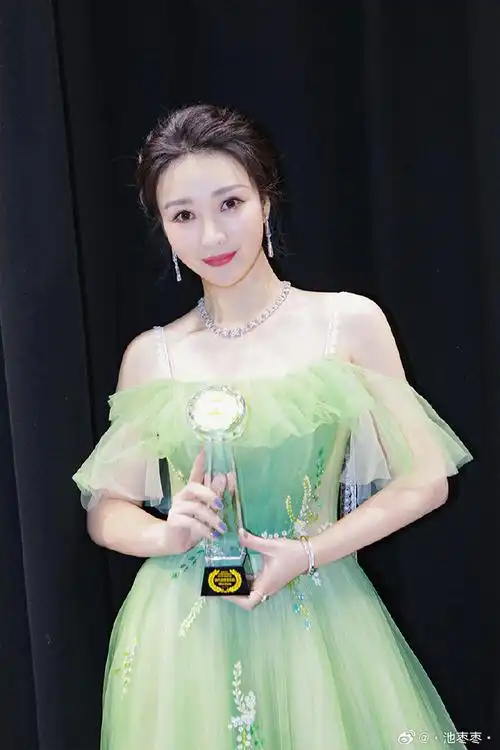 但已经获得了最佳女主角的柳岩了解一下~即使被说入行晚,即使被人否定