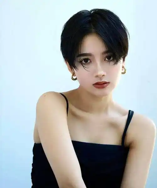 帅气中分女士短发,一看就不一样,喜欢就试试_发型_女性_魅力