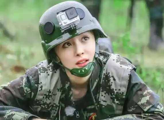 军装照:佟丽娅飒气,杨幂有灵气,孙俪最有辨识度_军人_赵丽颖_女明星
