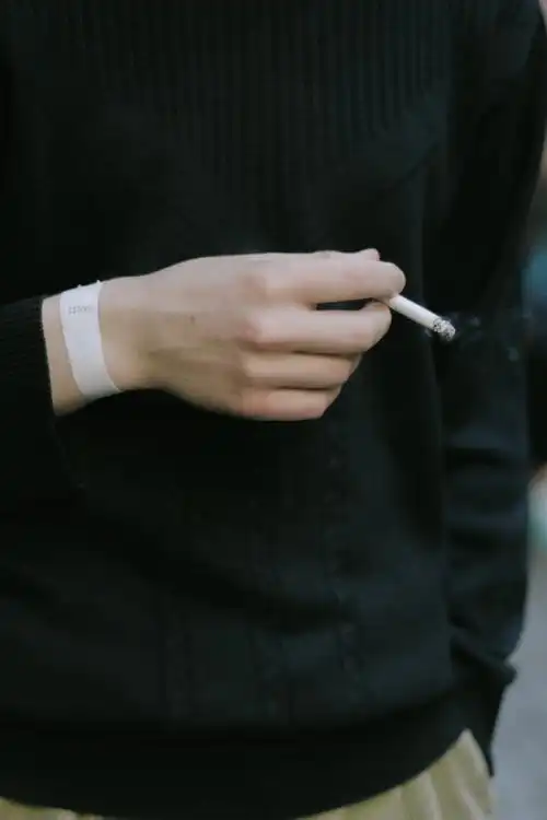 手中拿烟的图片