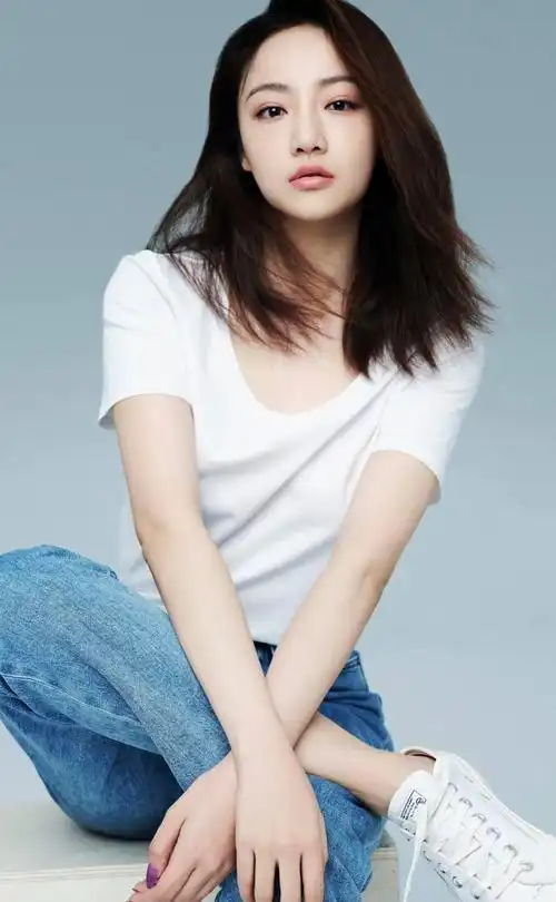 吴佳怡高清淡雅写真,楚楚动人!__财经头条