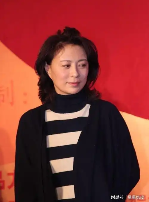 刘佳:国内首位穿泳装出镜的女星,演过任长霞,今靠李焕英再翻红|黑三角