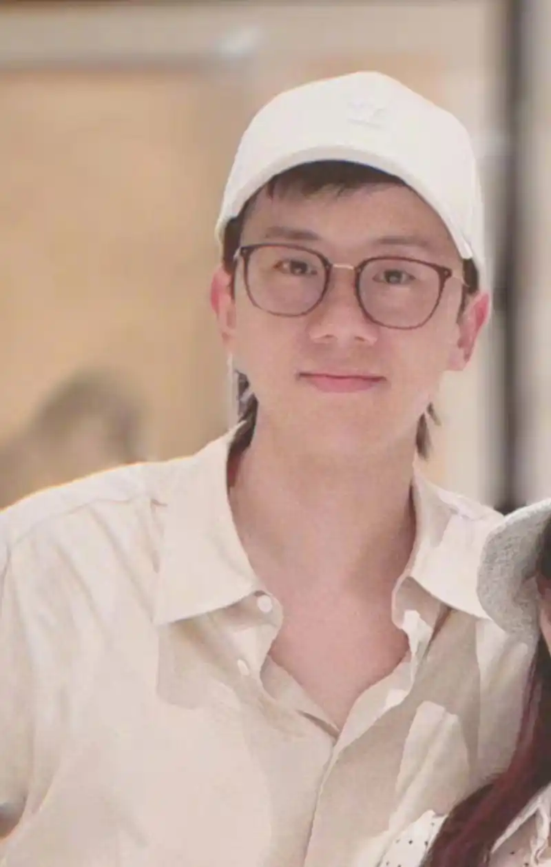 张杰和张靓颖一起过节,两人合影都是素颜,状态还不错.