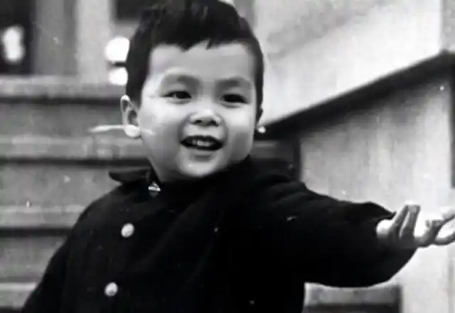 还别说,小时候的他有点小帅,还有点可爱!3岁时,甄子丹小小模样初长成.