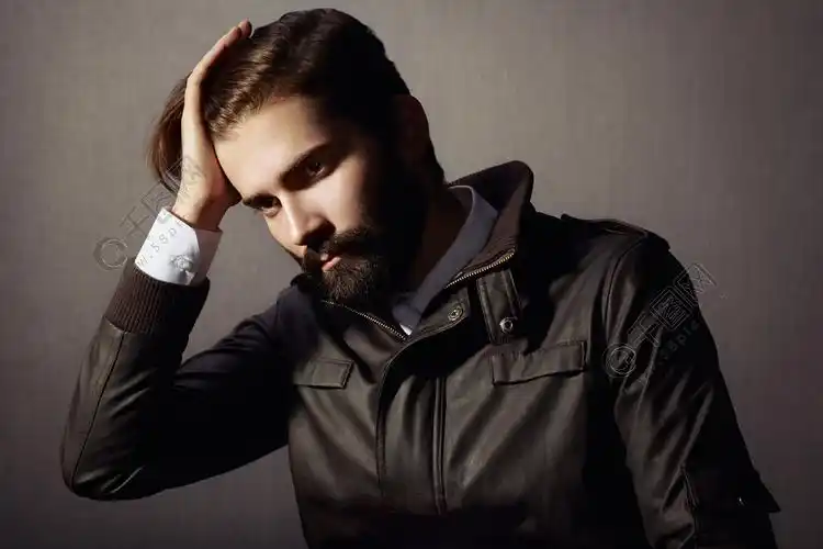 英俊的男人留着胡子的画像时尚写真