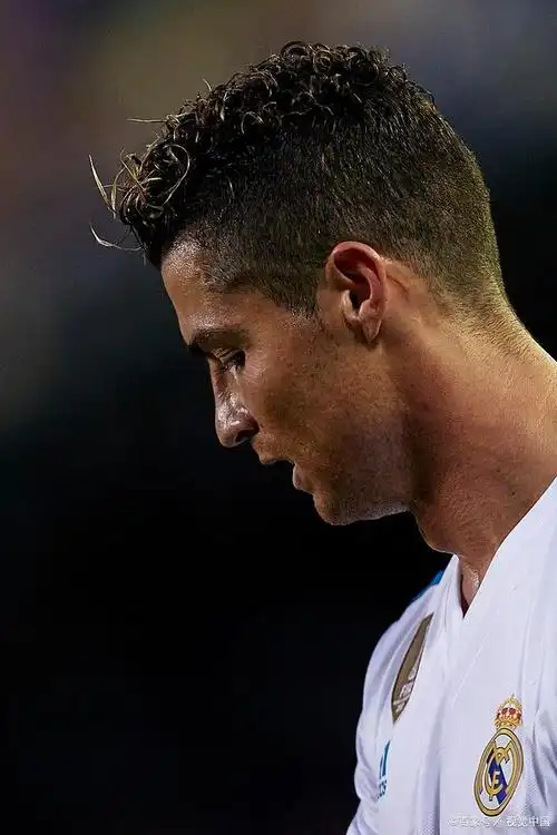 足球运动员克里斯蒂亚诺·罗纳尔多简介:足球的骄傲与全球偶像