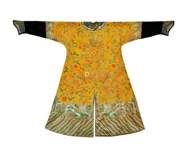 金龙纹男棉龙袍,文物编号故00041978明黄色缎地金龙纹列十二章皇帝龙